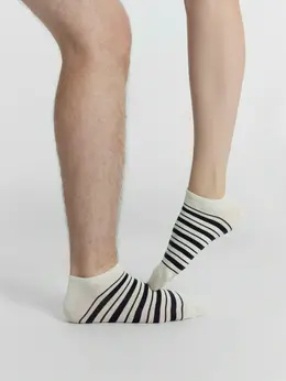 Носки унисекс молочно-белые с рисунком в виде поперечных полос