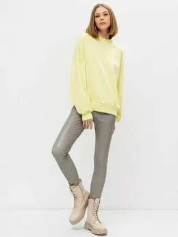 Прилегающие брюки серого цвета из экокожи