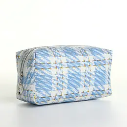 Косметичка на молнии объемная, маленькая, с принтом, голубая Косметичка на молнии объемная, маленькая, с принтом, голубая
