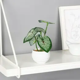 Искусственный цветок в горшке Искусственный цветок в горшке