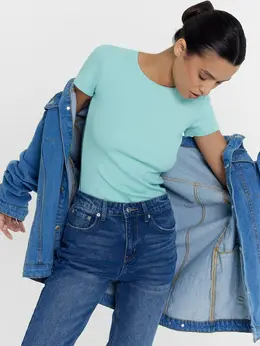 Футболка женская в голубом оттенке Футболка женская в голубом оттенке