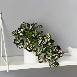 Искусственный цветок в горшке Искусственный цветок в горшке