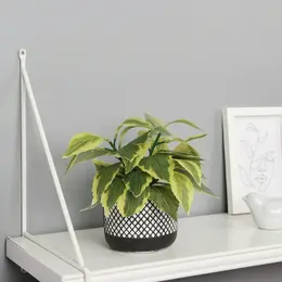 Искусственный цветок в горшке