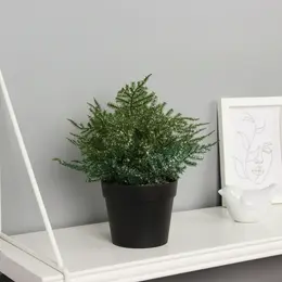 Искусственный цветок в горшке