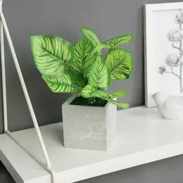 Искусственный цветок в горшке