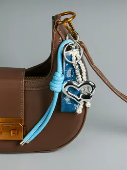 Брелок для ключей на карабине с джинсовым ремешком