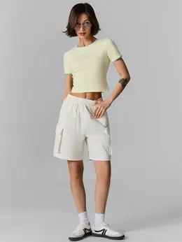 Шорты женские молочные с накладными карманами