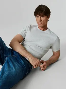 Футболка мужская серая прилегающего силуэта