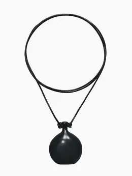 Кулон на шнурке стиль